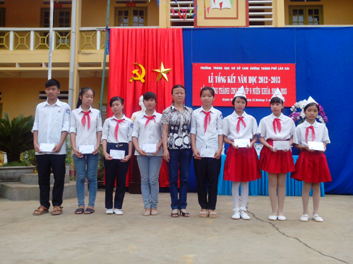 Cô Dương Thị Sính Phó hiệu trưởng trao phần thưởng cho các em đạt HSG cấp TP năm học 2012 - 2013